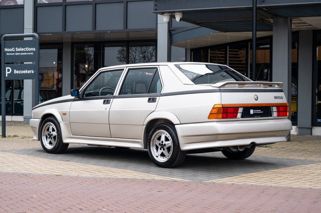 Alfa Romeo 75 1.8 Turbo Zender (bj 1988), Auto's, Oldtimers, Stof, Zwart, 4 stoelen, Origineel Nederlands