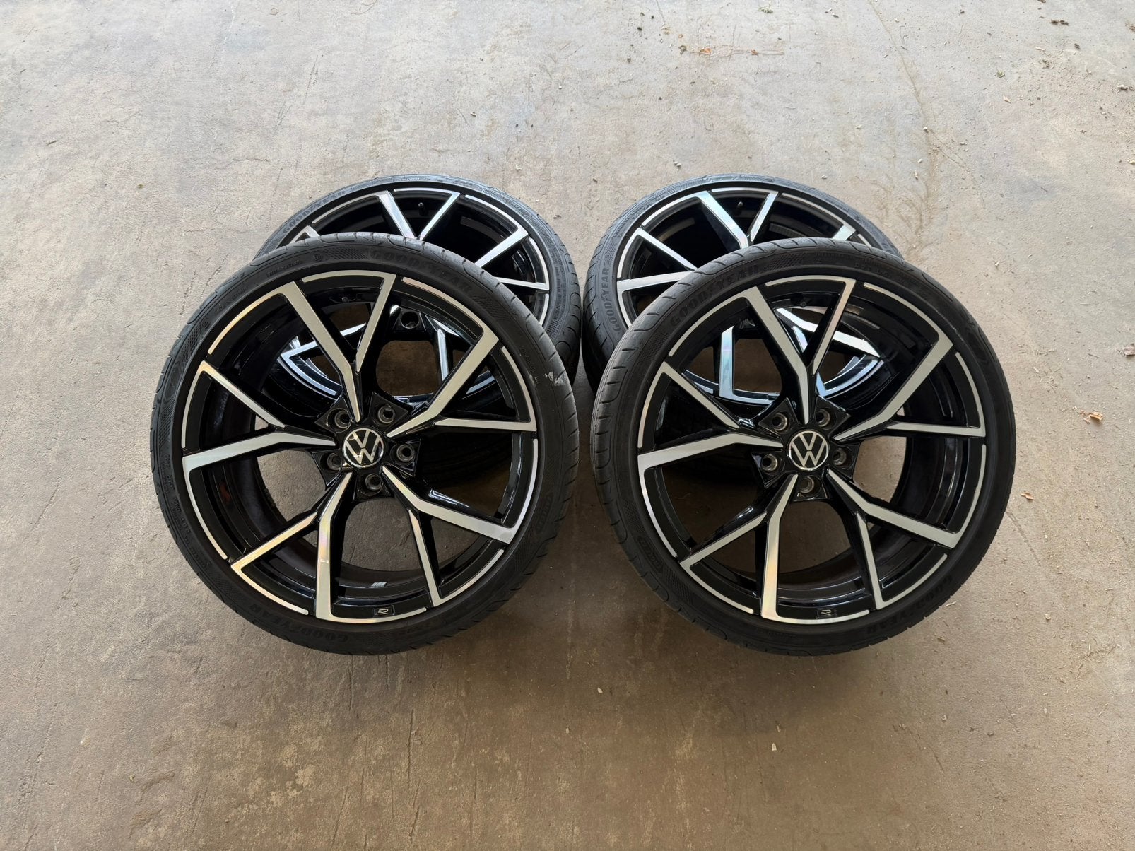 19'' Volkswagen Golf 8 GTI / R Estoril ORIGINEEL, Auto-onderdelen, Gebruikt, Banden en Velgen, 235 mm, Personenwagen