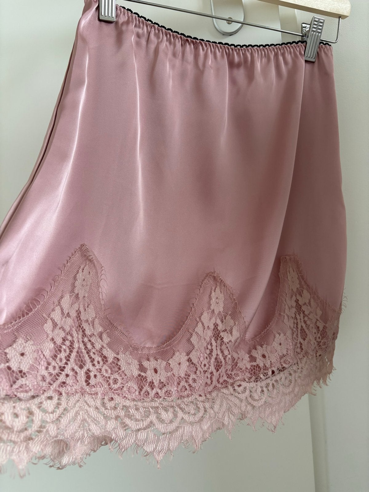 Nieuwe Satijnen Rok met Kant, Maat M, 40 cm lengte, Kleding | Dames, Rokken, Maat 38/40 (M), Nieuw, Ophalen of Verzenden, Roze