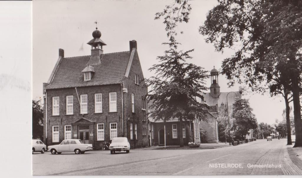 Nistelrode , het Gemeentehuis met auto's , Ford Cortina MK1, Verzamelen, Ophalen of Verzenden, 1960 tot 1980, Ongelopen, Noord-Brabant