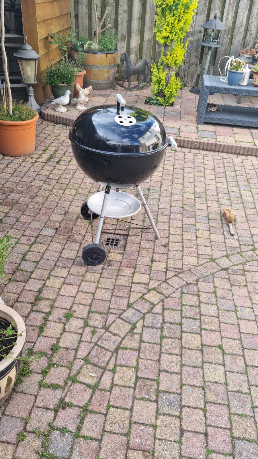 Weber bbq in goede staat. 95 cm bij 57 cm doorsnee 12 person, Tuin en Terras, Houtskoolbarbecues, Ophalen of Verzenden