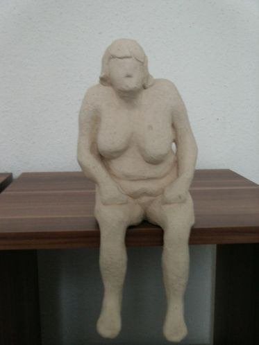 Keramiek beeld van naakte vrouw "Nobody is perfect", Antiek en Kunst, Kunst | Beelden en Houtsnijwerken, Ophalen of Verzenden