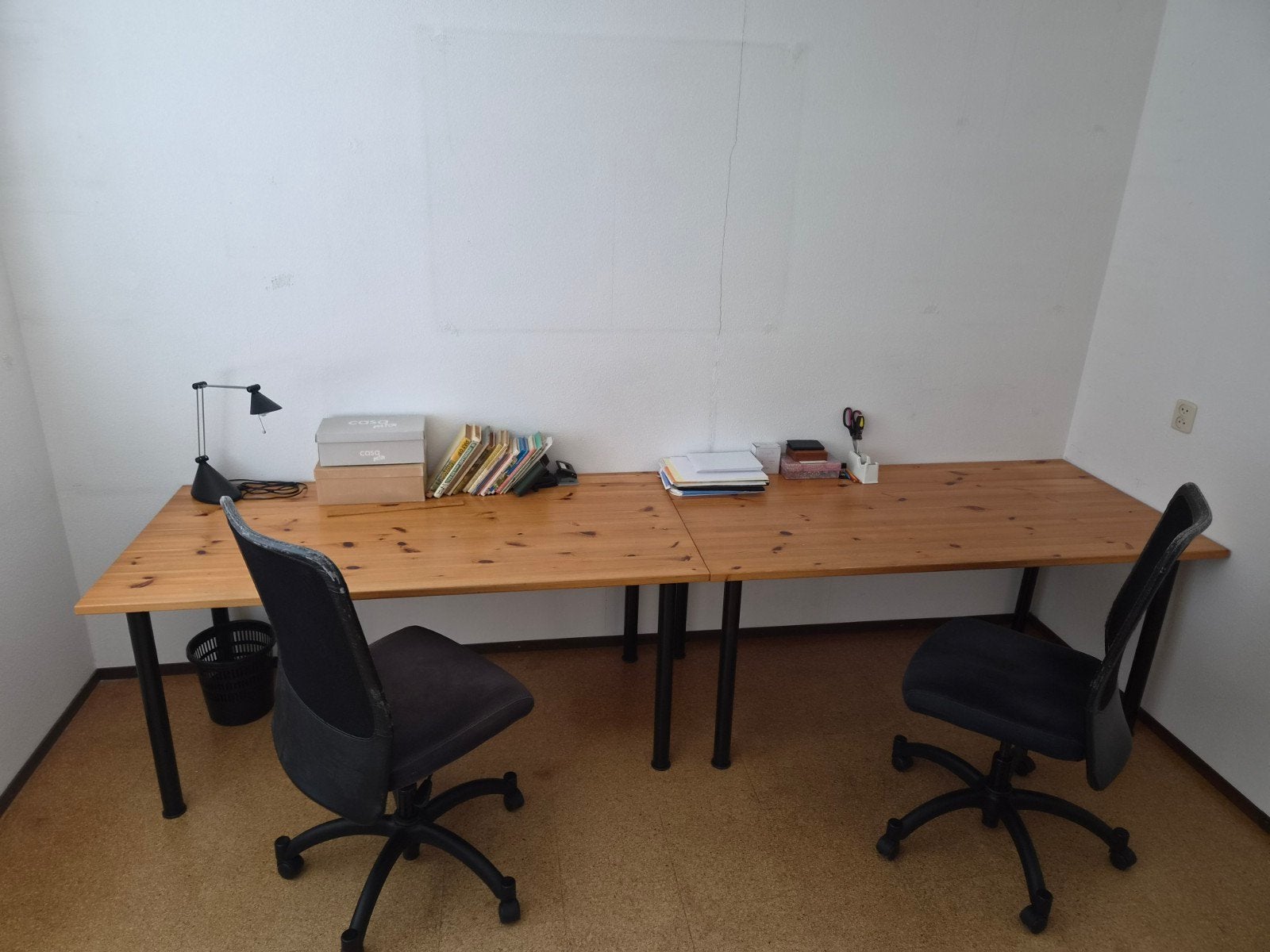 2 houten bureaus met 2 bureaustoelen, Ophalen, Gebruikt, Zwart, Bureaustoel