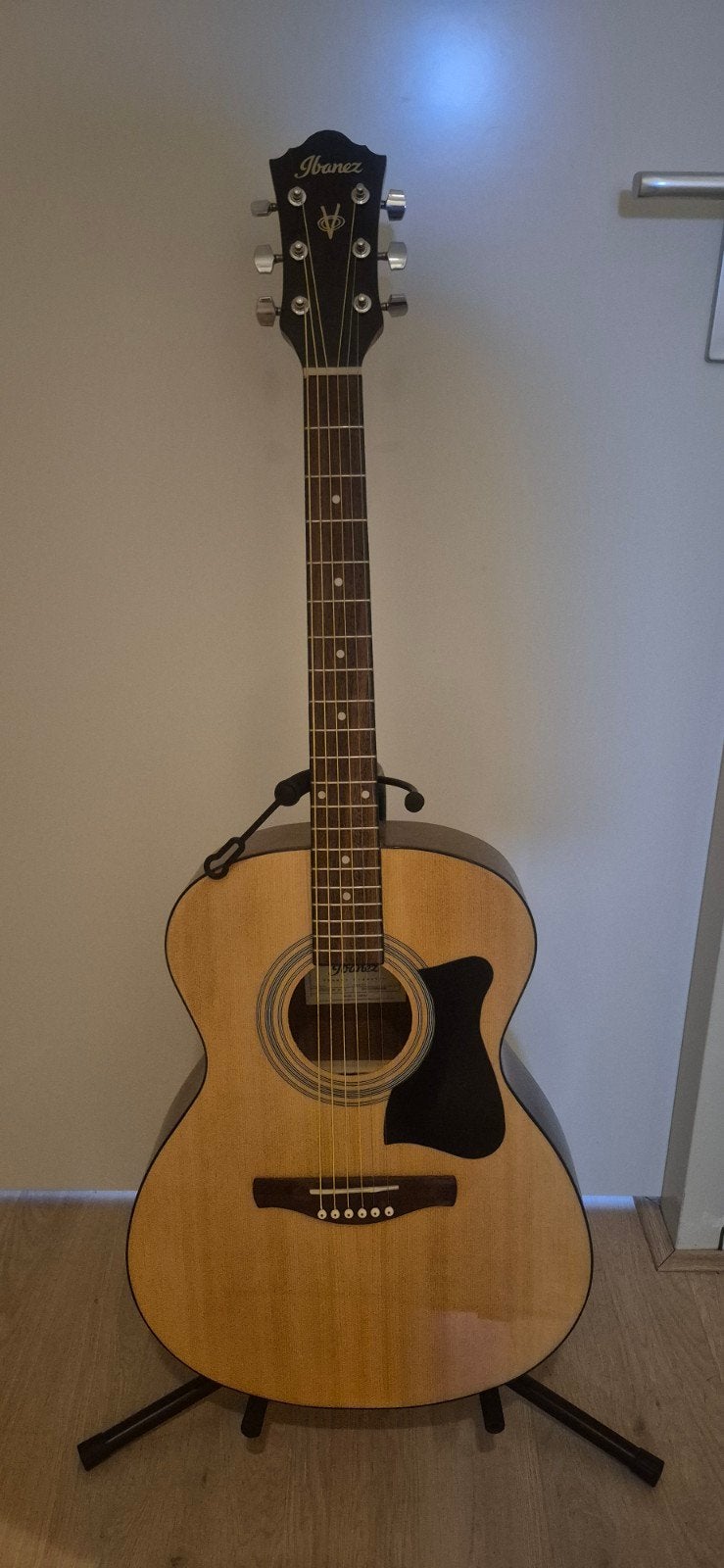 Ibanez  Akoestische Gitaar met standaard en hoes, Ophalen, Zo goed als nieuw, Western- of Steelstringgitaar, Met koffer