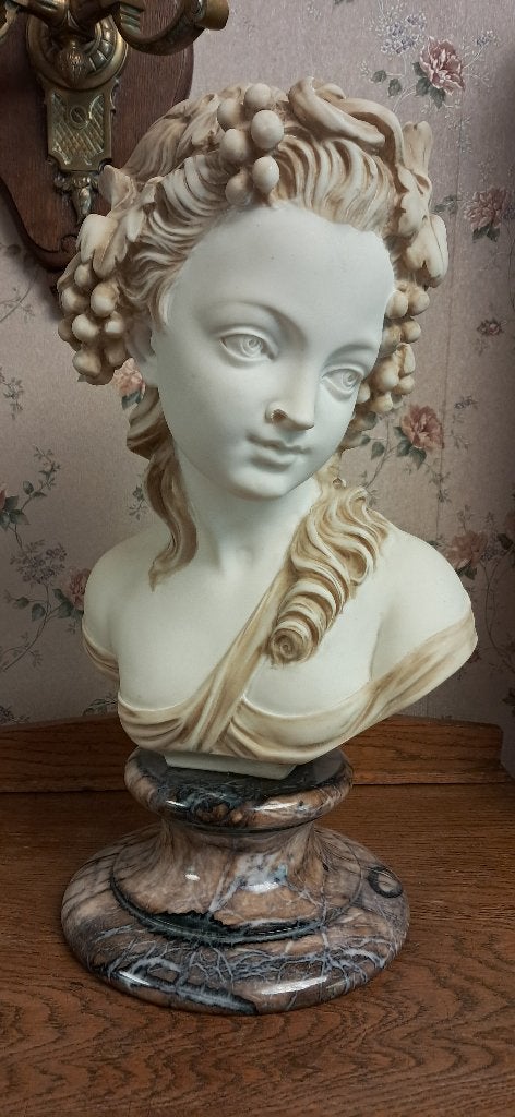 Klassiek borstbeeld vrouw met druiven in het haar, Antiek en Kunst, Ophalen, Buste, 20 - 50 cm, Op sokkel