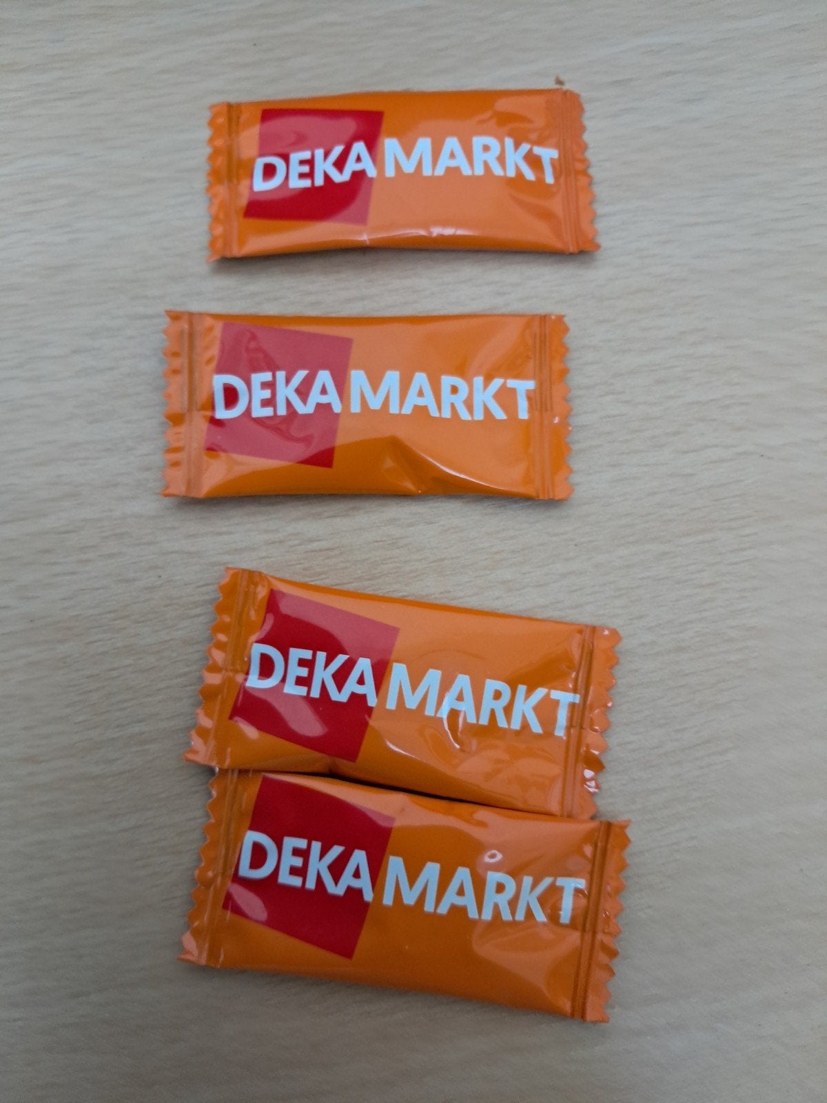 4 dichte dekamarkt zakjes wk buttons, Dekamarkt, Ophalen of Verzenden