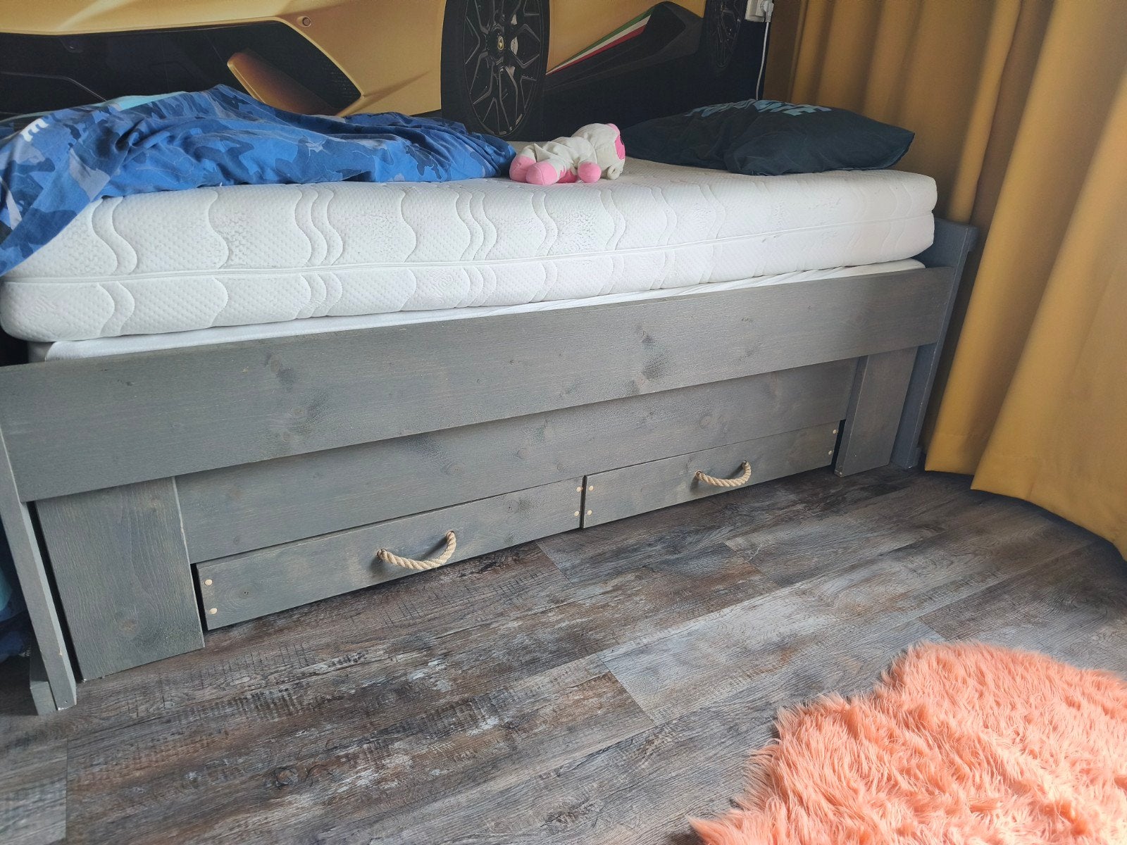 Stoer jongensbed met uitschuifbaar bed en opberglades, Ophalen, Eenpersoons, Stoer, robuust, Grijs