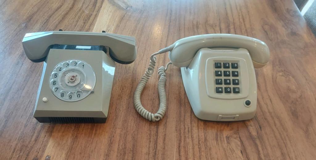 2 oude telefoons om mee te spelen, Telecommunicatie, Vaste telefoons | Niet Draadloos, Ophalen of Verzenden