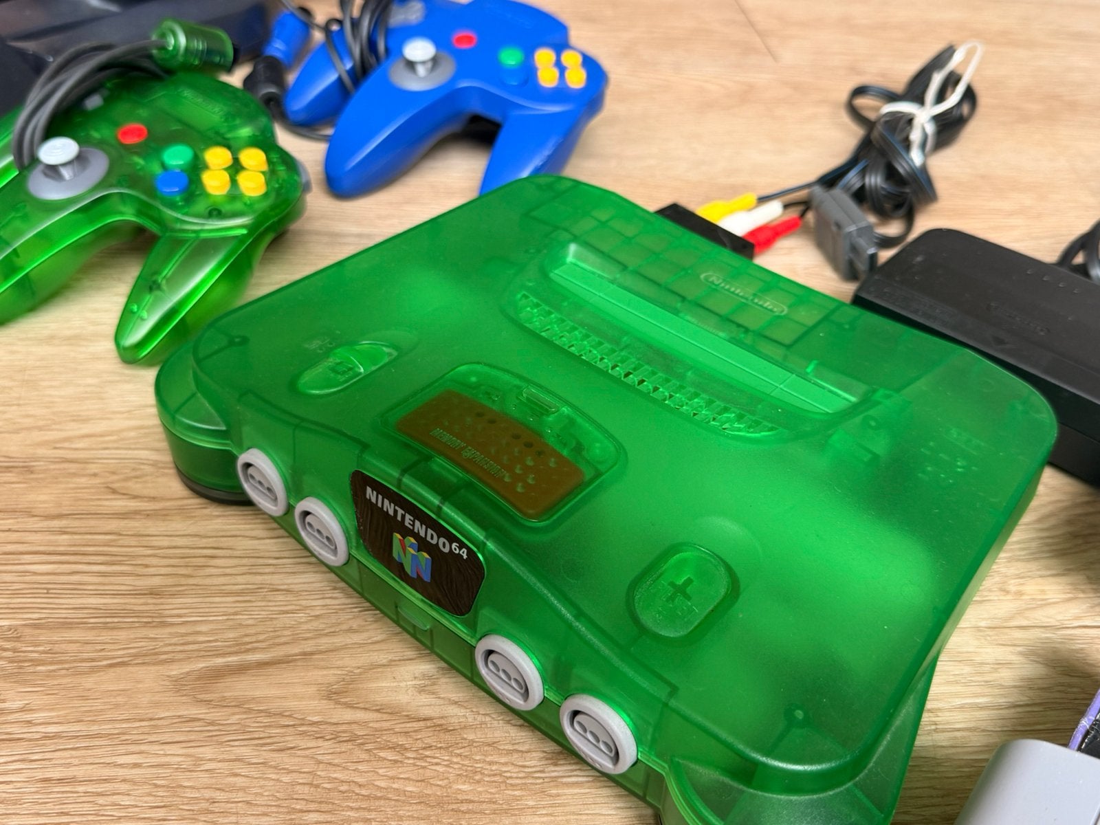 Nintendo 64 Console Jungle Green + 2 controllers en games, Spelcomputers en Games, Spelcomputers | Nintendo 64, Ophalen of Verzenden