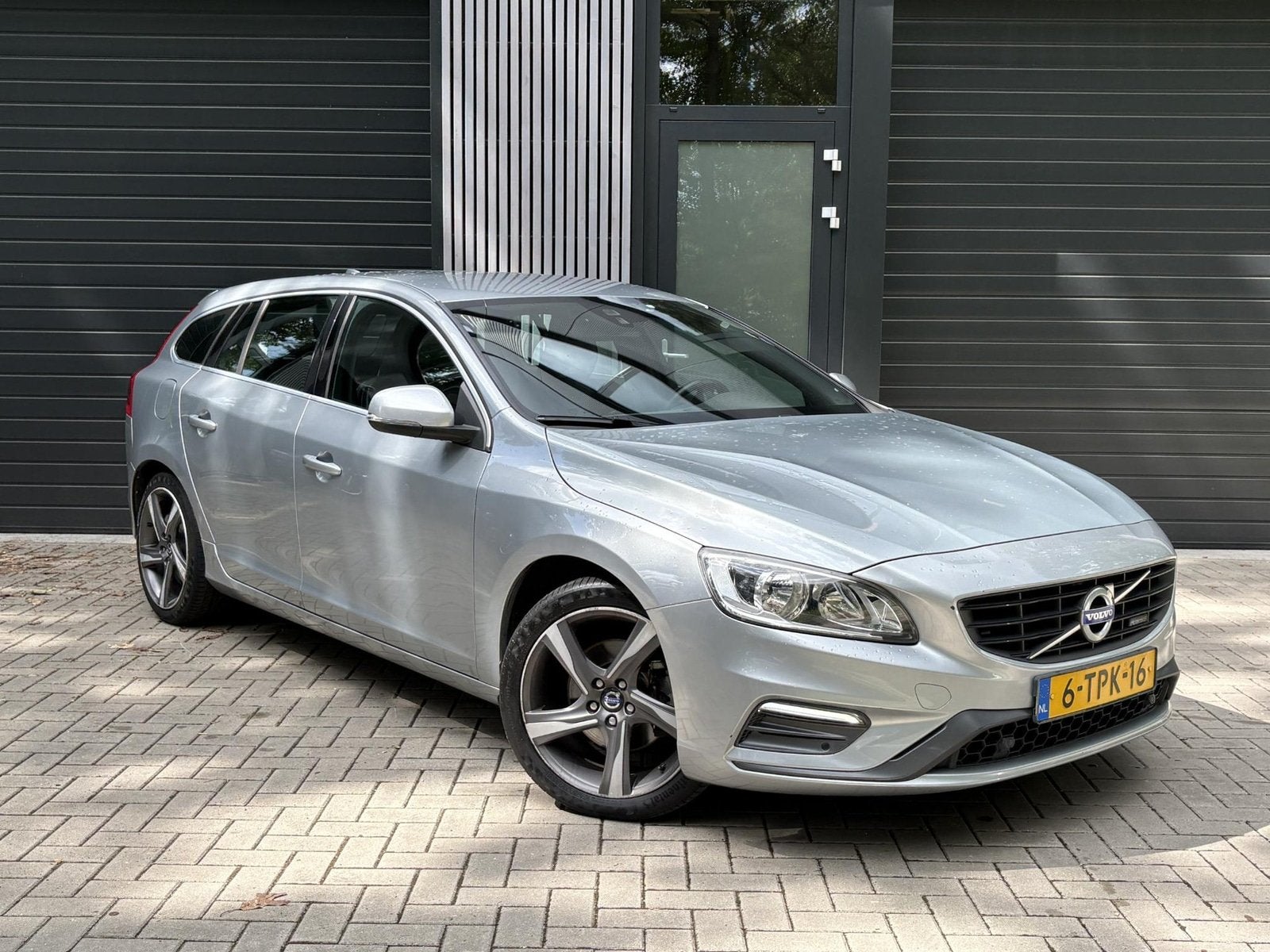Volvo V60 1.6 T3 R-Design (bj 2014), Gebruikt, 4 cilinders, 150 pk, Origineel Nederlands