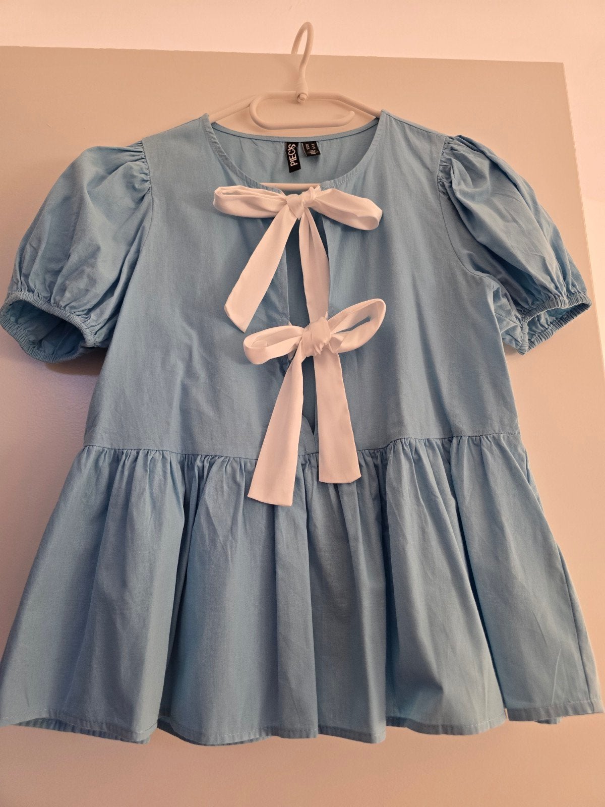 Nieuwe lichtblauwe blouse met witte strikken – Maat XS, Ophalen of Verzenden, Nieuw, Maat 34 (XS) of kleiner, Blauw