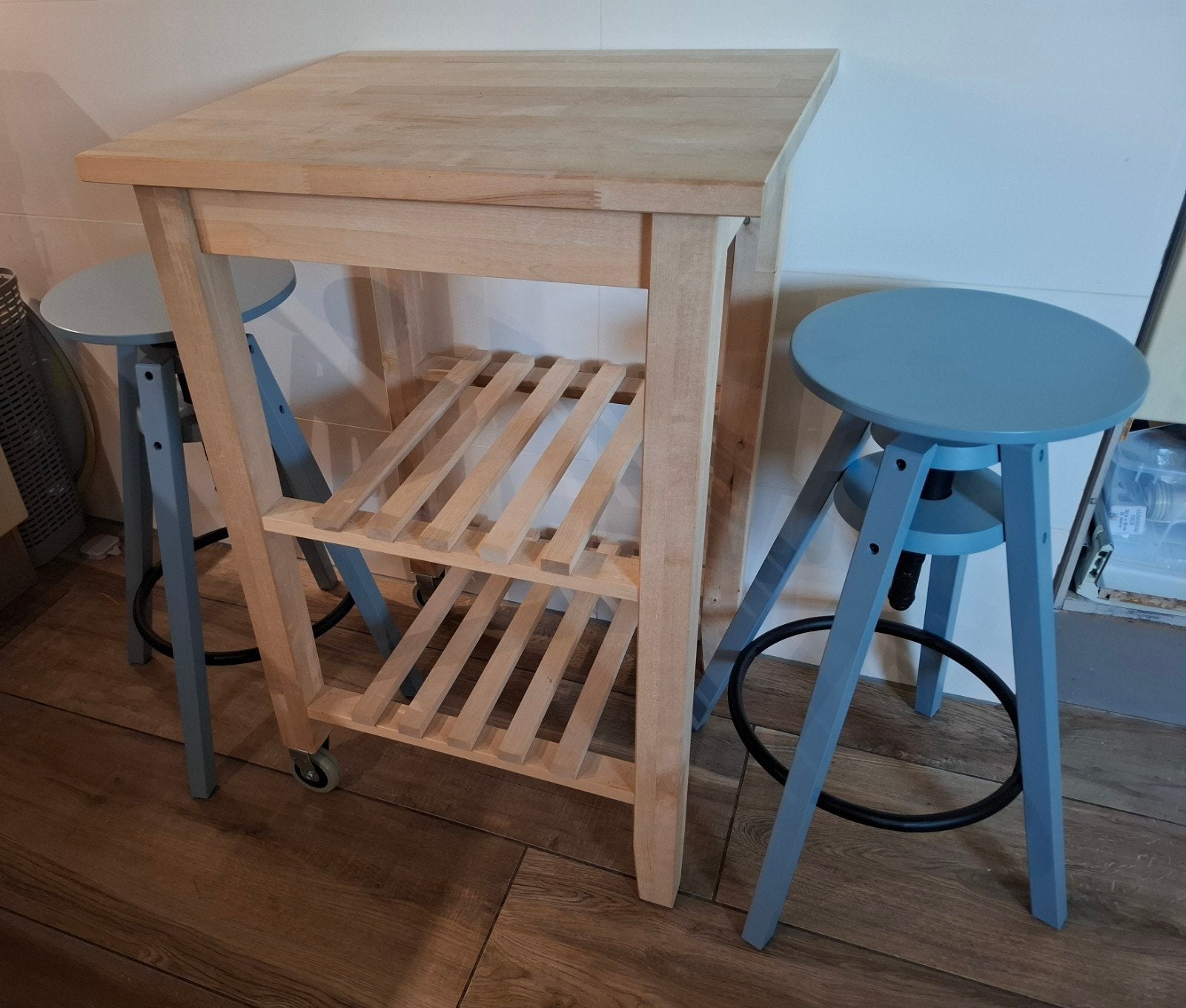 Leuke bartafel met 2 krukken, Ophalen, Zo goed als nieuw