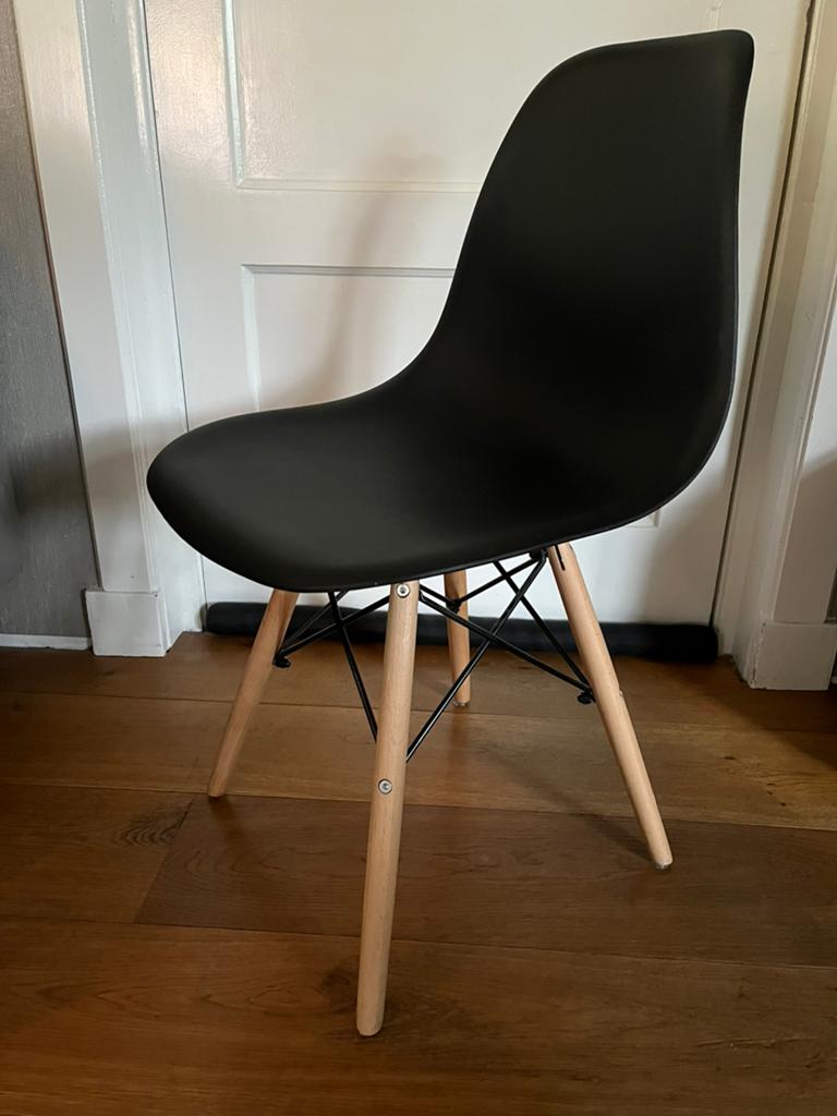 Zwarte Eames DSW stoel met houten onderstel, Huis en Inrichting, Stoelen, Ophalen, Zwart, Zo goed als nieuw, Eén