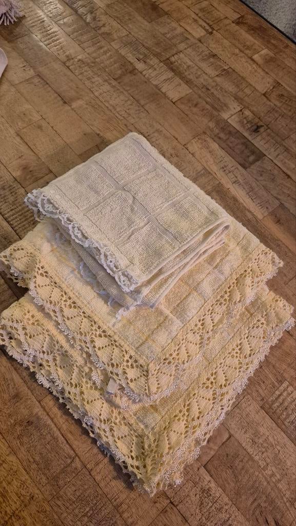 Sierlijke handdoeken met randen van kant, franjes en borduur, Ophalen of Verzenden, Nieuw, Overige kleuren, Handdoek