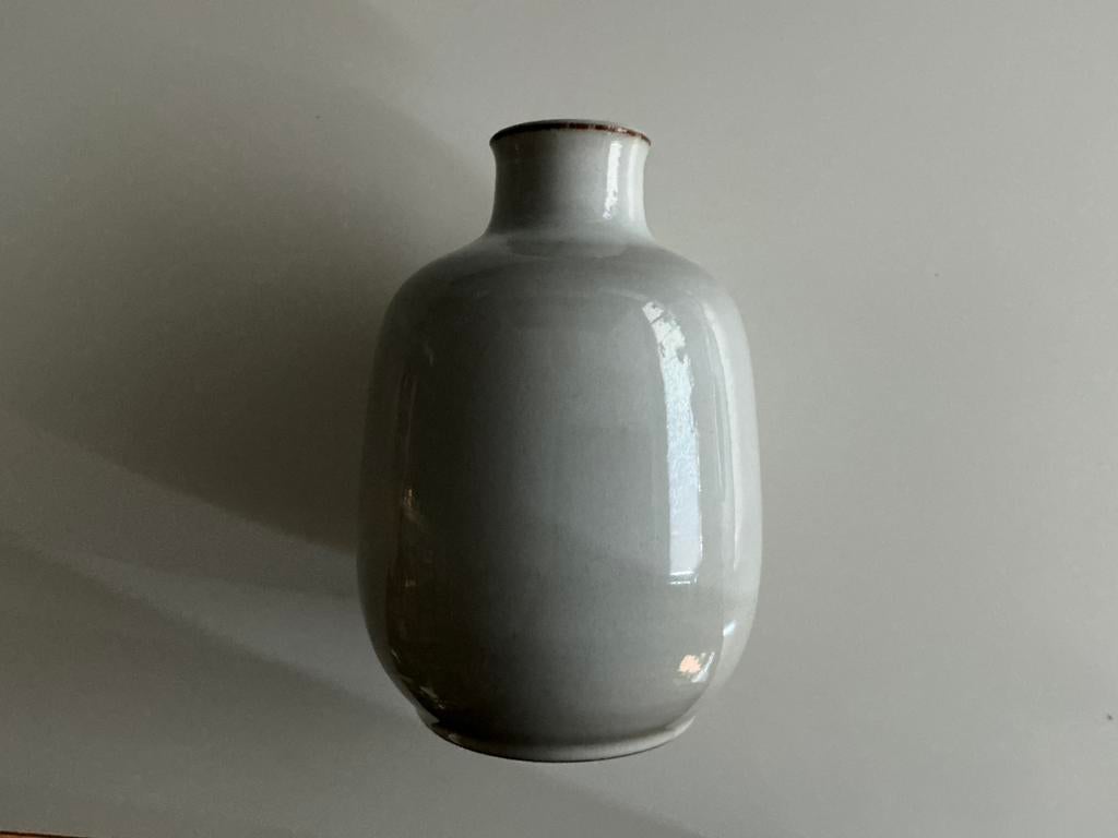 Fris, Edam: beige vaasje mod. 513 13,5 cm W.H. de Vries 1952, Antiek en Kunst, Antiek | Keramiek en Aardewerk, Ophalen of Verzenden