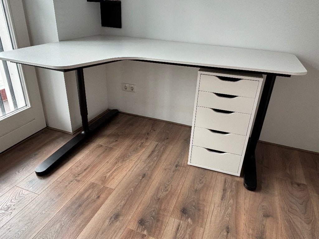 IKEA BEKANT Hoekbureau (links) + ALEX Ladeblok – Wit, Ophalen, 160 cm, Spaanplaat of MDF, Hoekbureau