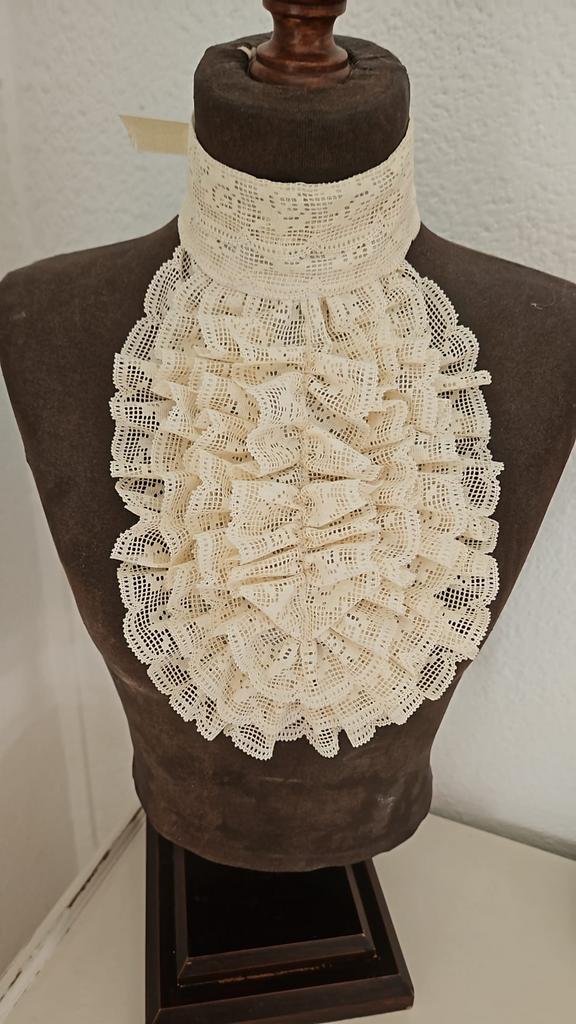 Prachtige jabot, Ophalen of Verzenden