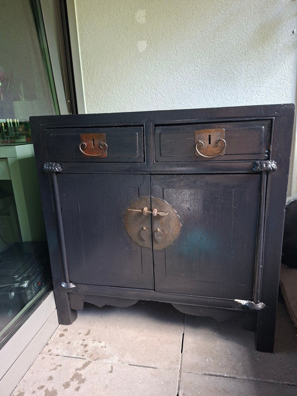 Antieke Chinese kast - Zwart met messing beslag, Ophalen