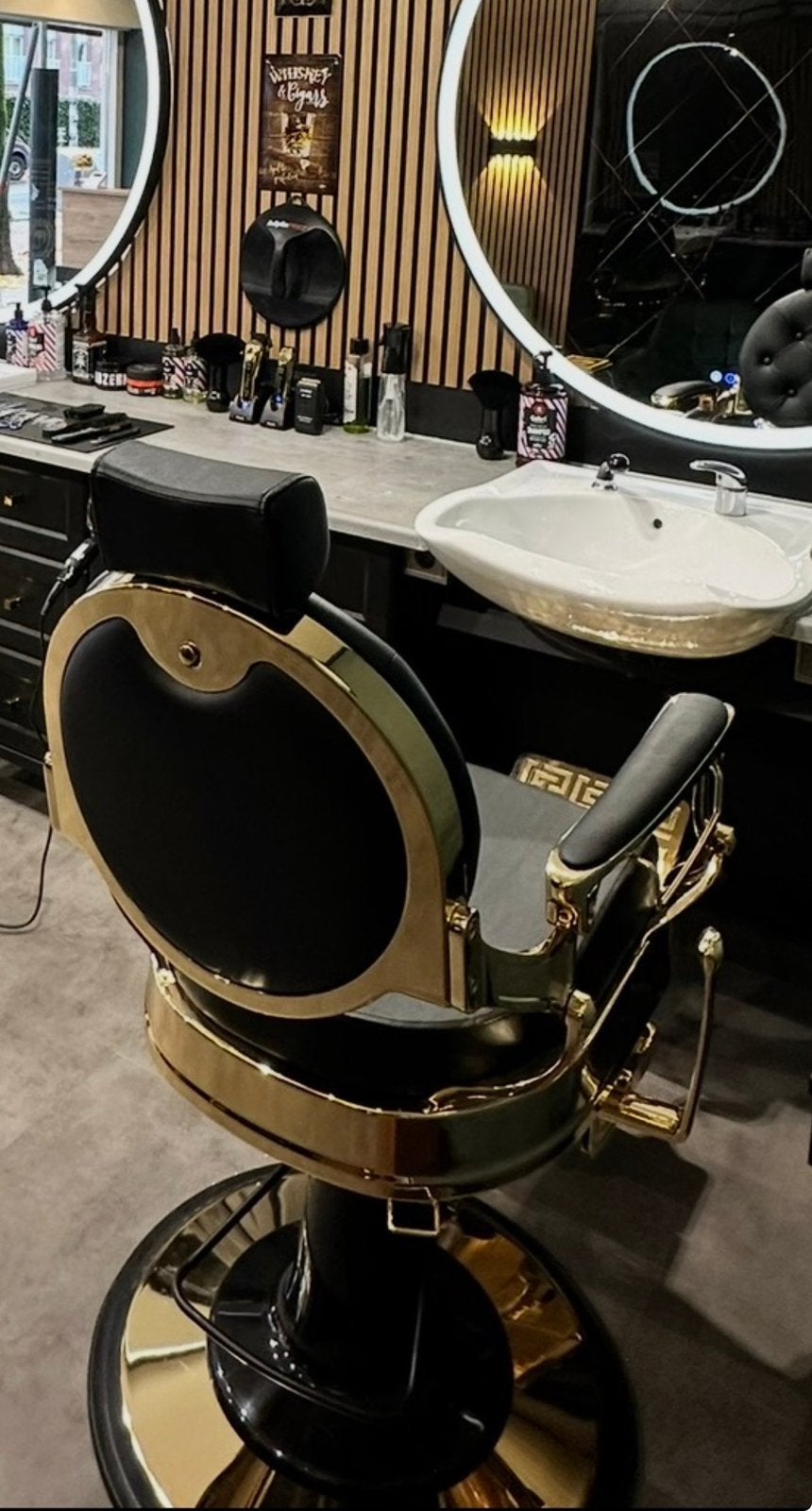 2 kapper stoelen heren behandelign stoelen