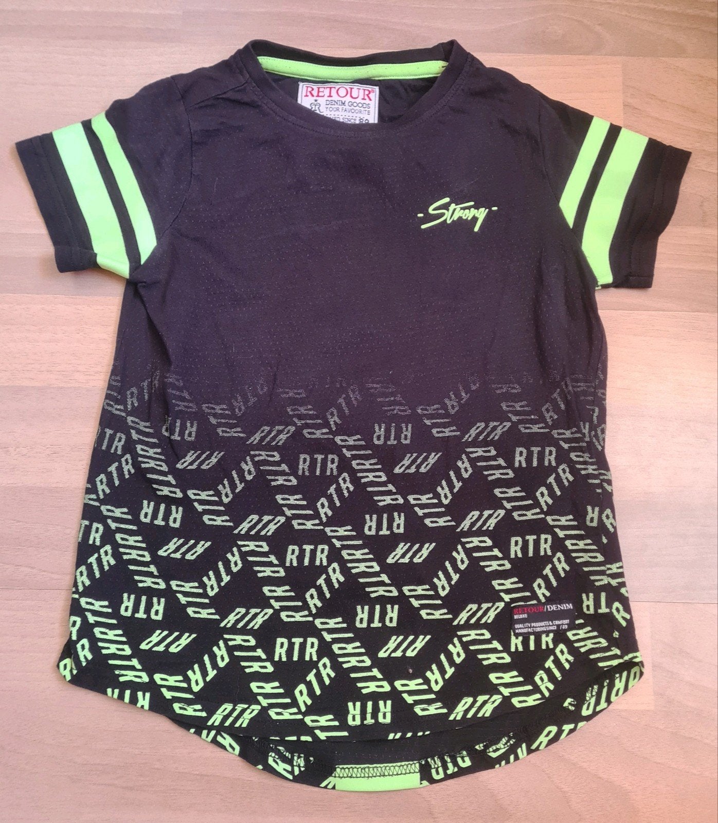 Retour T-shirt Zwart/Neon Groen Maat 6/116, Ophalen of Verzenden, Gebruikt, Retour, Jongen