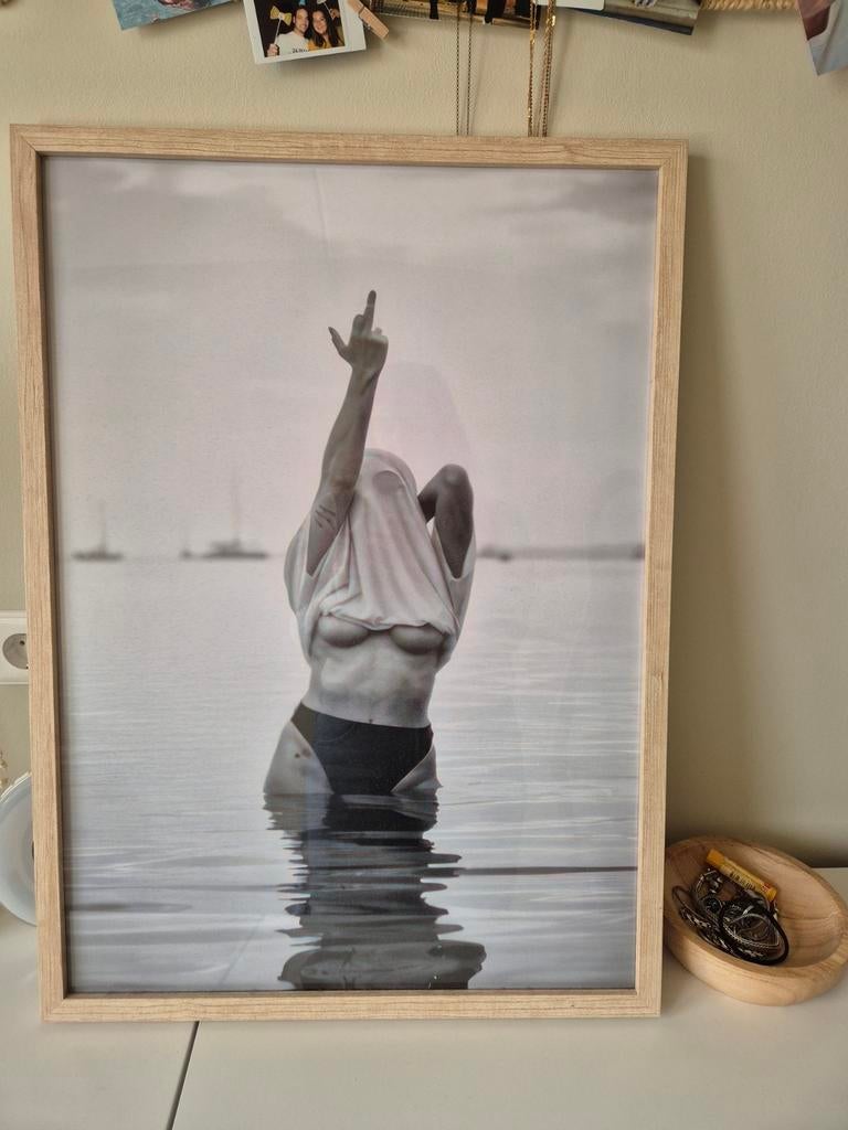 Schilderij 50x70: Stoere Vrouw in Water - Zwart-wit Kunst, Ophalen of Verzenden