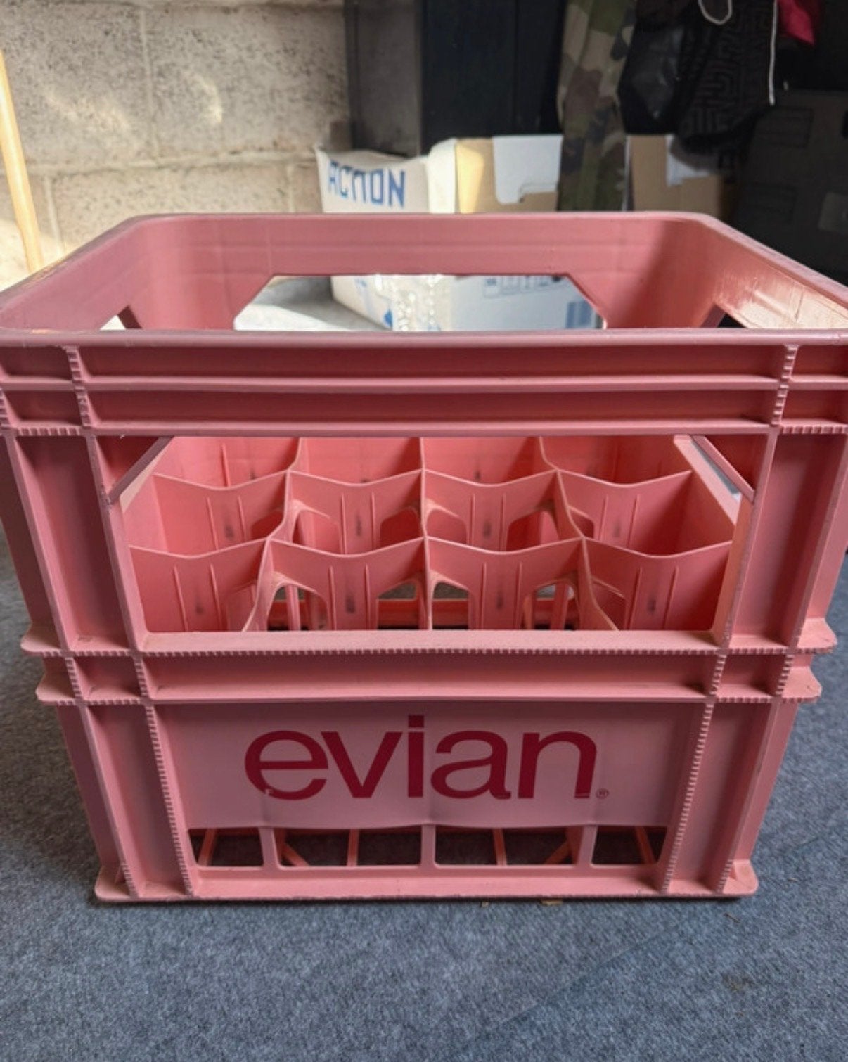 Evian flessenkrat - Roze krat voor 12 flessen, Gebruikt, 40 tot 60 cm, 50 tot 75 cm, Ophalen of Verzenden
