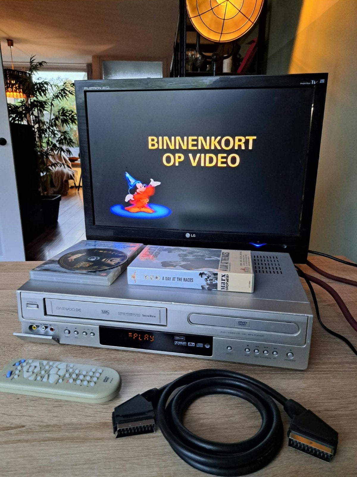 Prima vhs videorecorder combi met dvd Daewoo en afstandsbed., Ophalen, Zo goed als nieuw, VHS-speler of -recorder