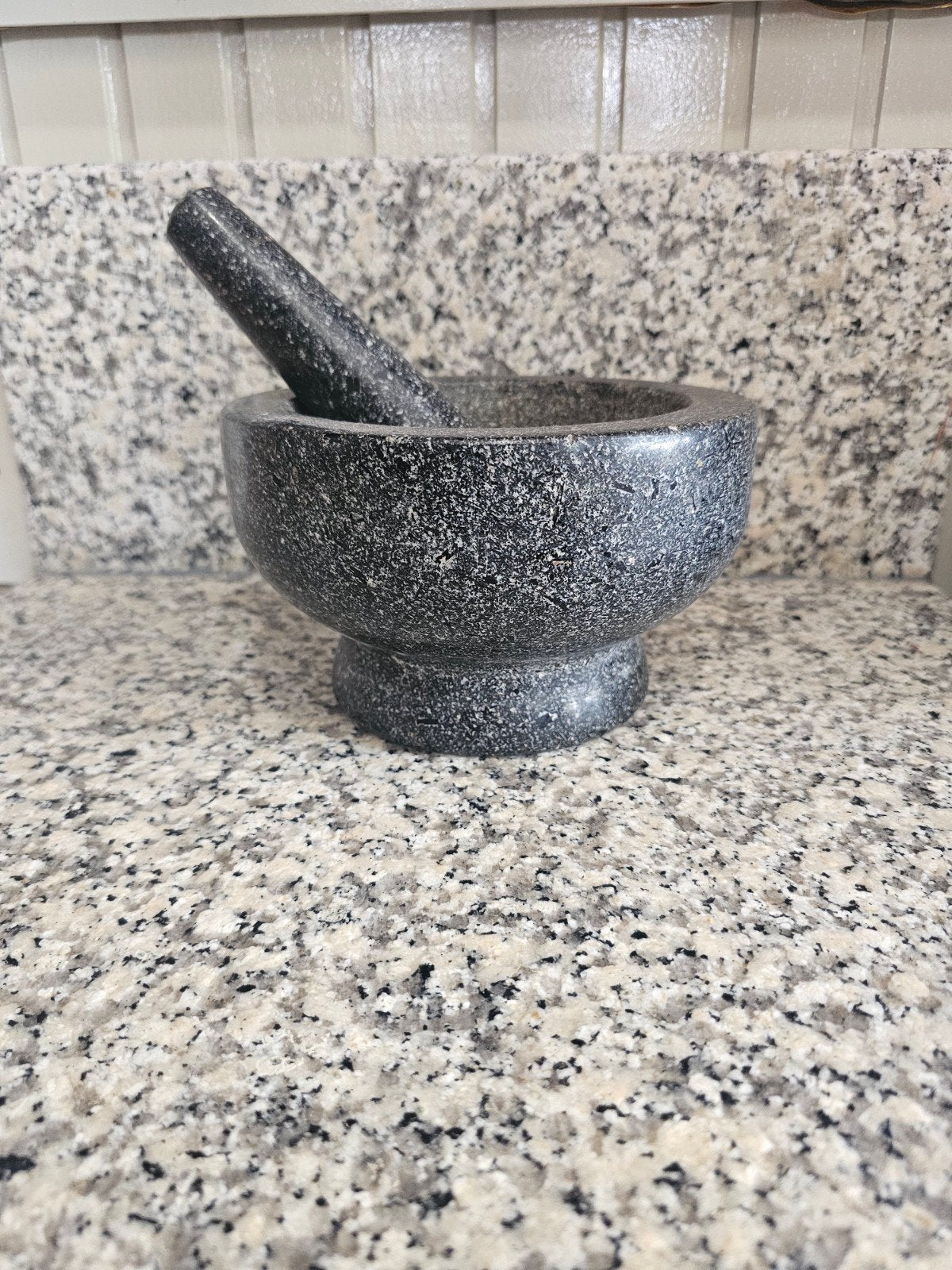 Grote granieten vijzel met stamper - 18 cm doorsnee, Ophalen of Verzenden