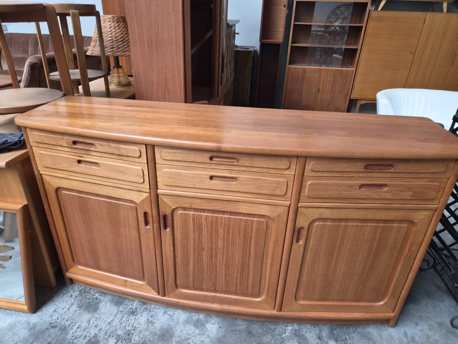 Vintage Dyrlund gebogen dressoir Deens teak, Ophalen, Gebruikt, Met deur(en), Design