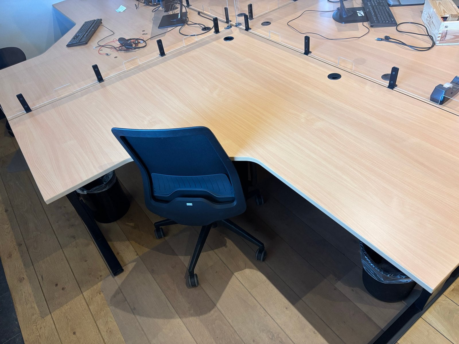9 bureaus met bureaustoelen en ladenblokken - goede staat, Huis en Inrichting, Gebruikt, Hoekbureau, Bruin, Ophalen of Verzenden