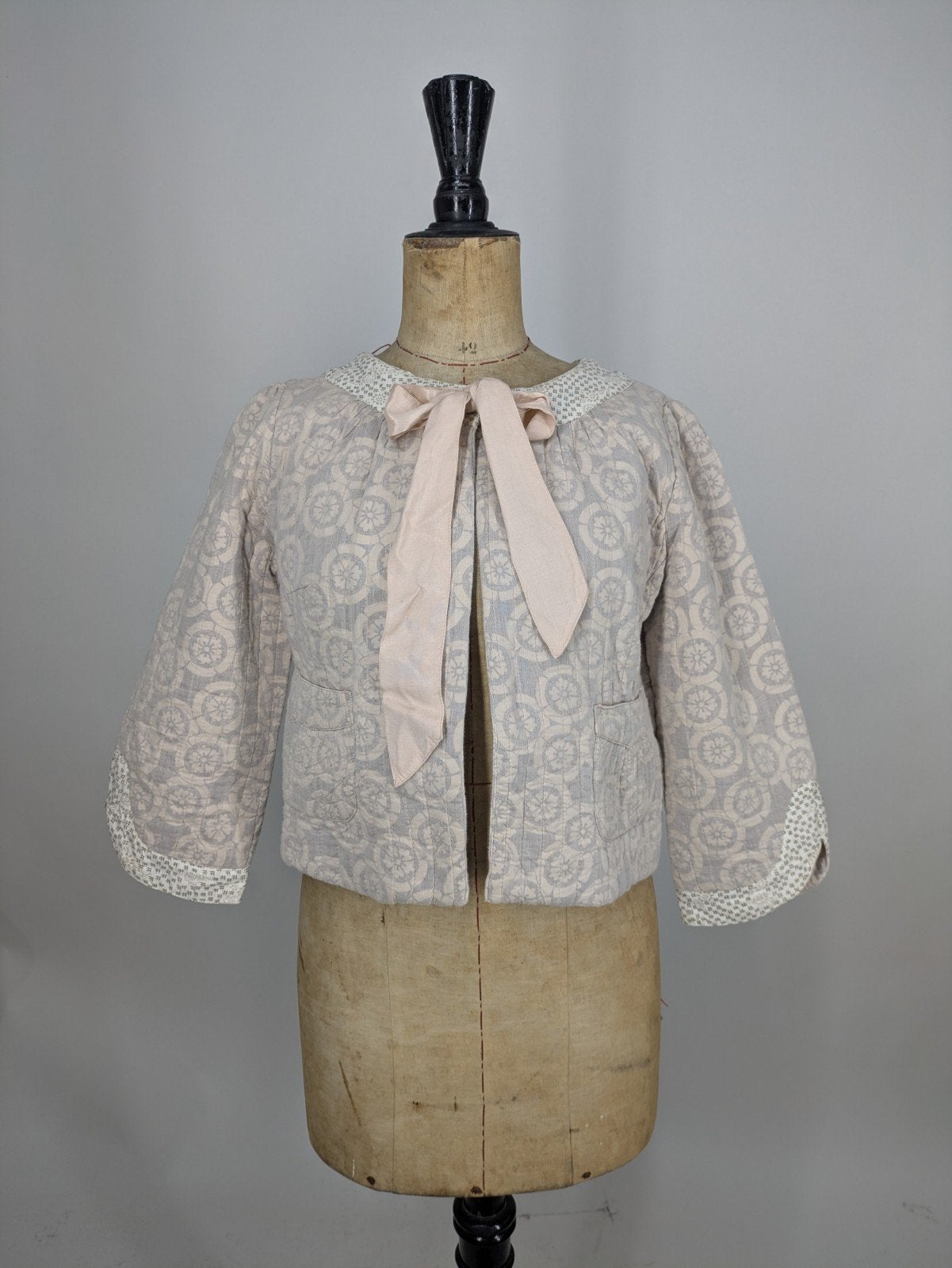 Noa Noa Gebloemde Bolero Jasje Maat S, Kleding | Dames, Jassen | Zomer, Zo goed als nieuw, Maat 36 (S), Beige, Ophalen of Verzenden