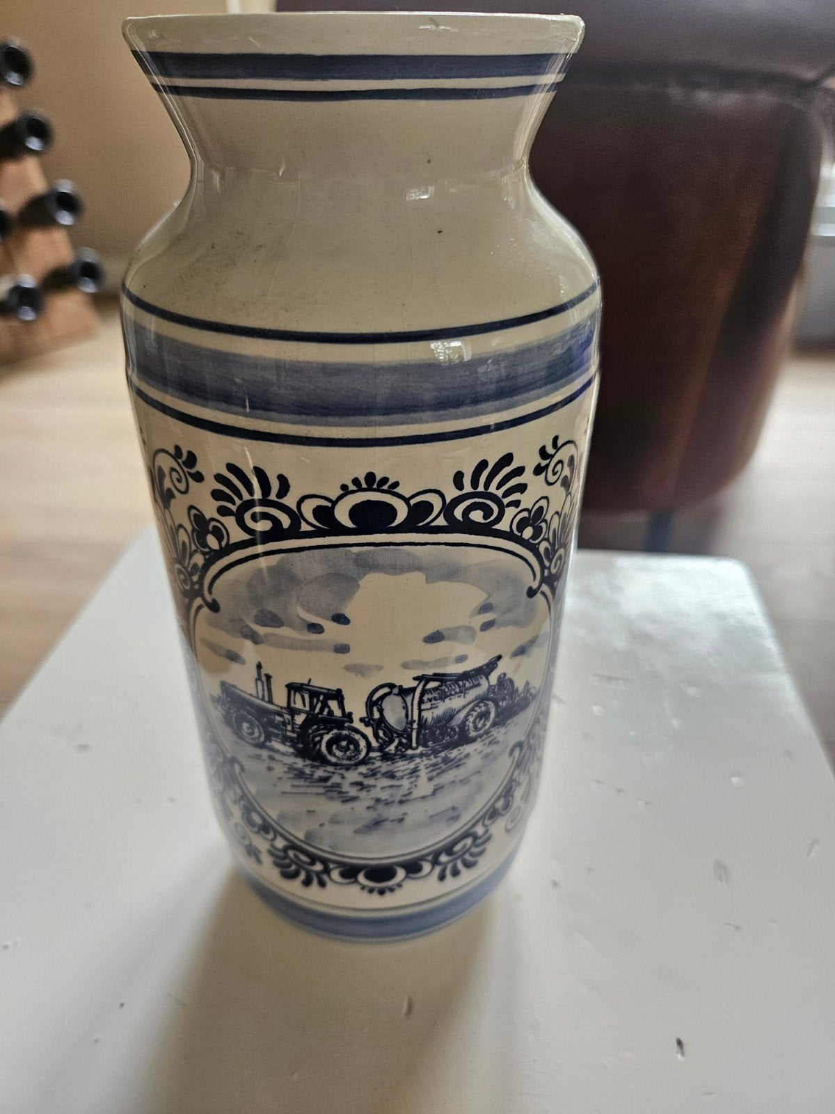Delfts Blauw vaasje met landbouwtafereel, Ophalen