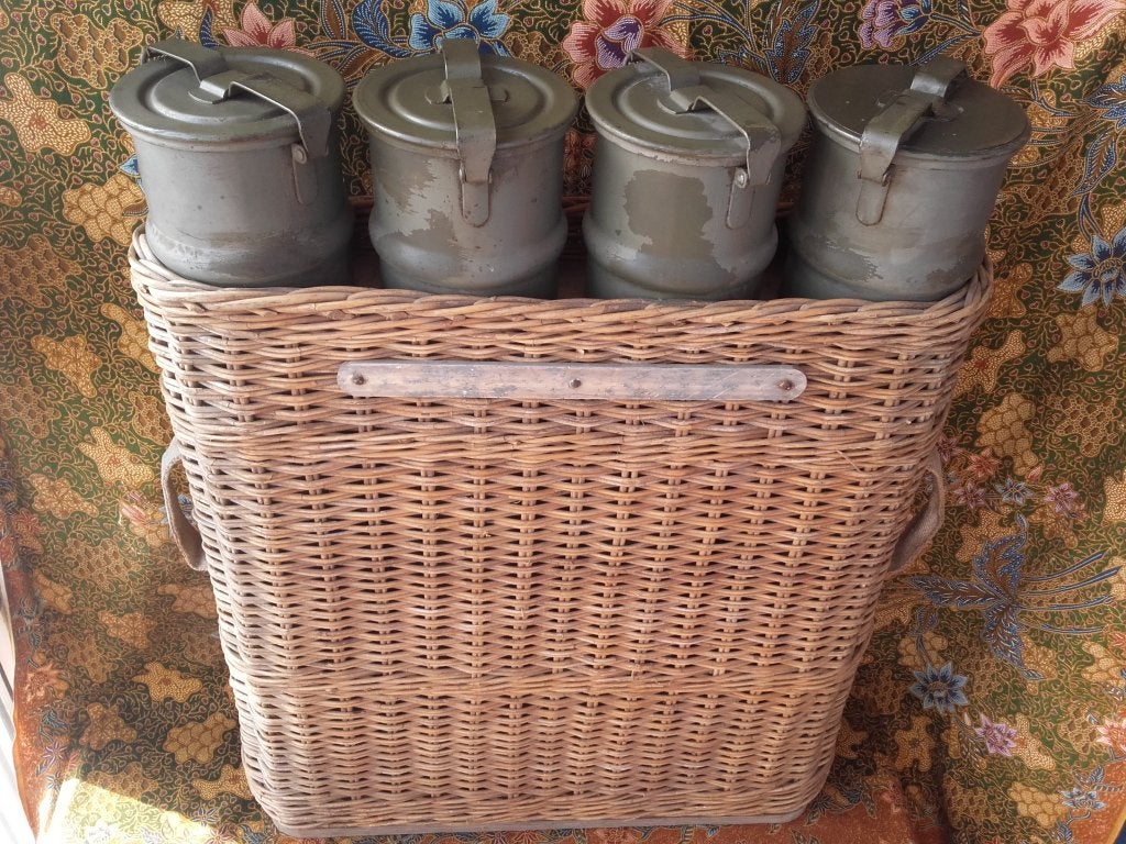 Mooie originele complete oude militaria munitie drager.