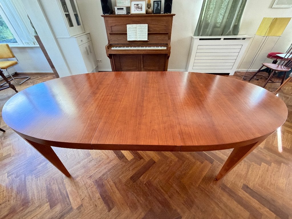 Ovale uitschuifbare eettafel
