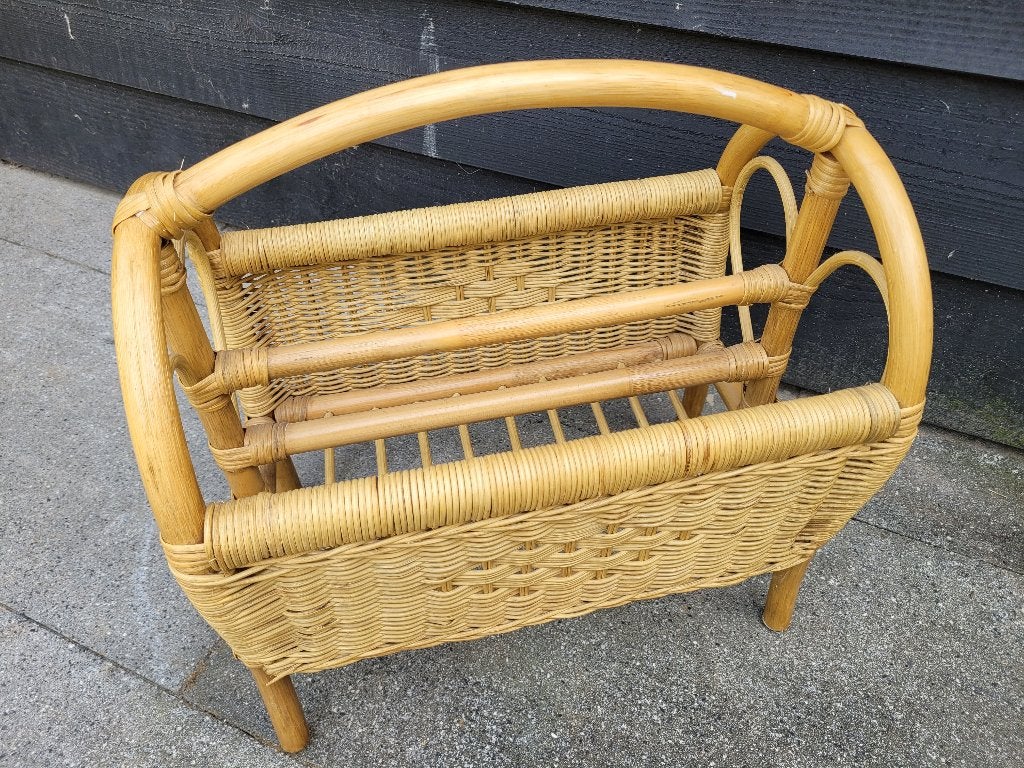Retro krantenbak van rotan in gave conditie, Ophalen, Meerdere vakken, Natuurlijk materiaal, Vintage