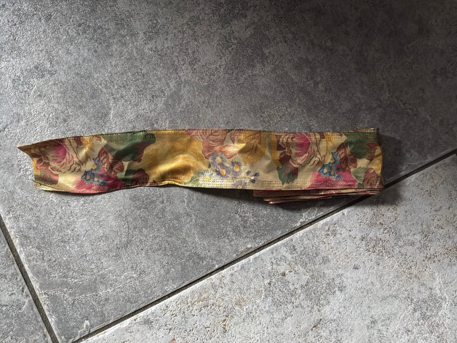 Bloemenlint met ijzerdraadje op een rolletje, Textiel, Meerkleurig, Zo goed als nieuw, Herbruikbaar