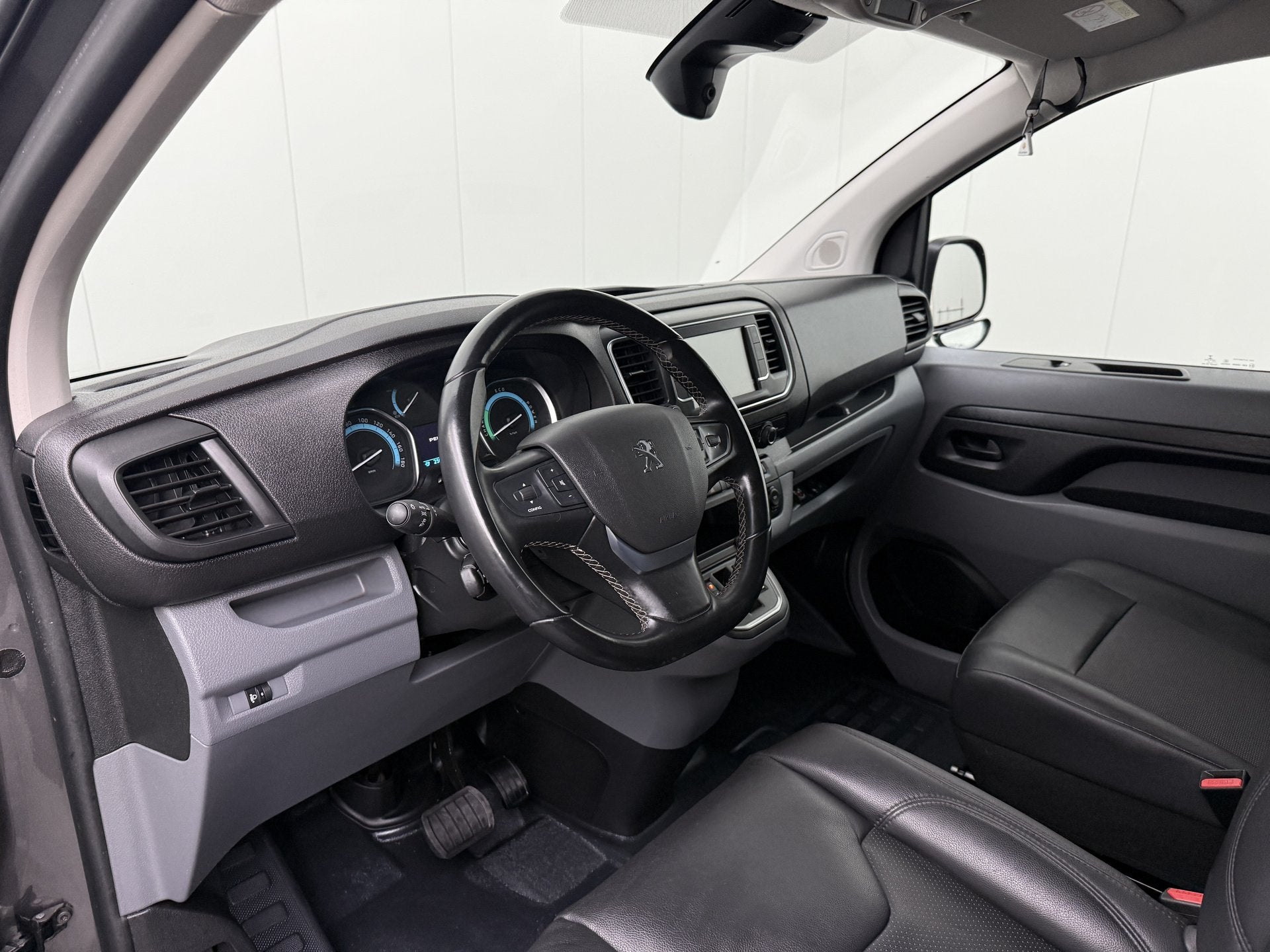 Peugeot e-Expert Premium 75 kWh | Elektrisch | SOH 88,2% | M, Dealer onderhouden, 136 pk, Gebruikt, Zwart