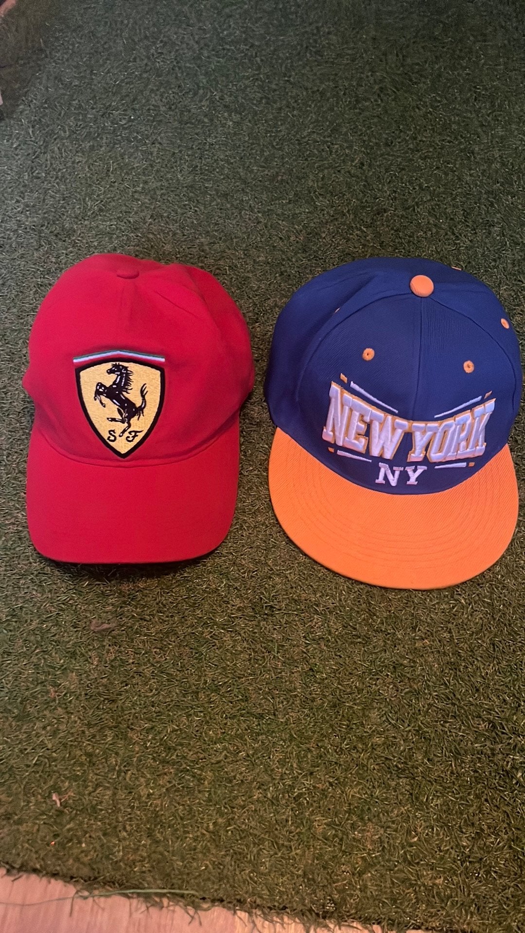 2 petten: Ferrari (gebruikt) en New York (nieuw), Ophalen, Zo goed als nieuw, One size fits all, Pet