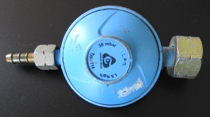 Drukregelaar 30 mbar 1/4" links met slang aansluitnippel., Ophalen of Verzenden, Gebruikt