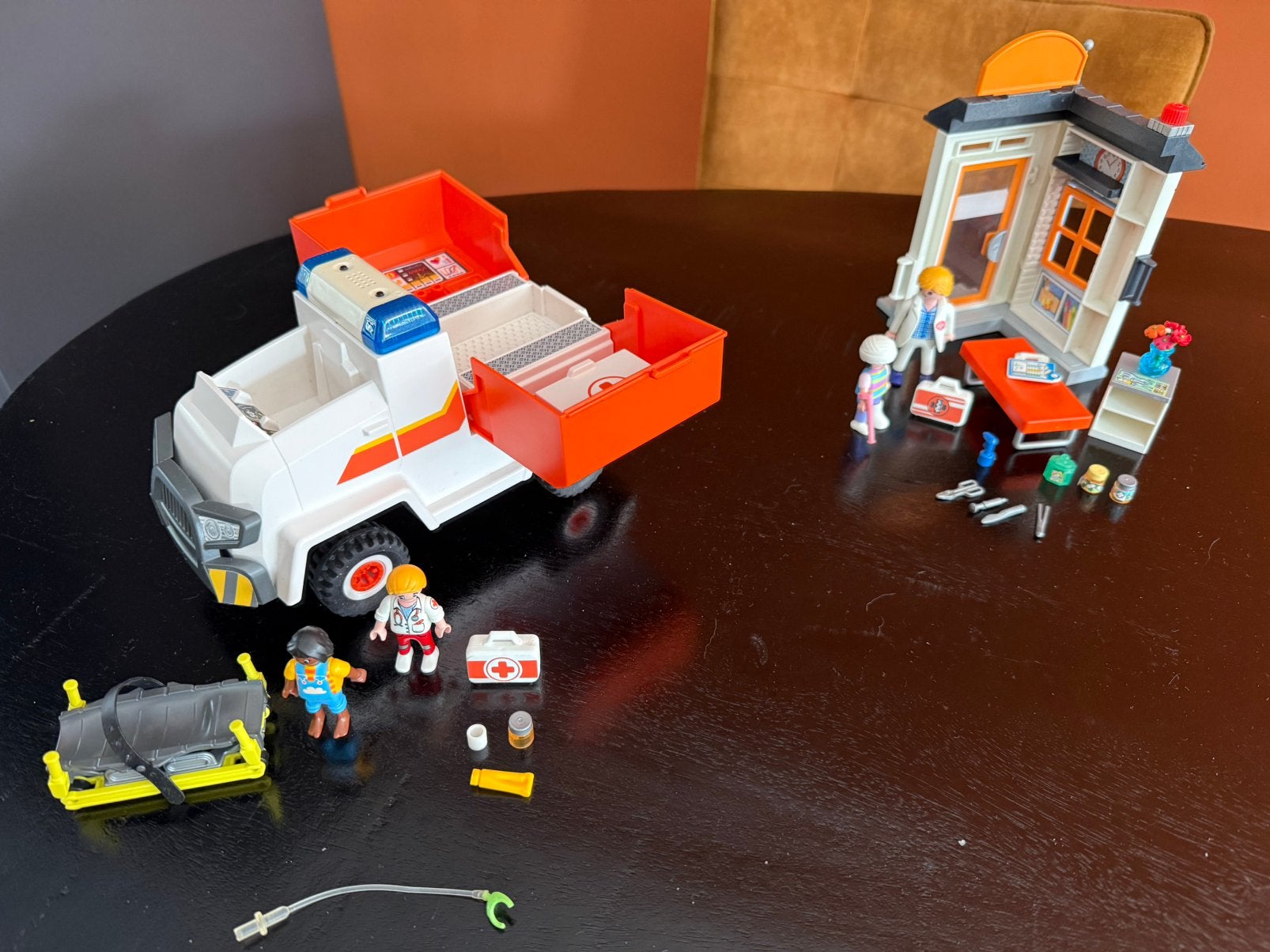 Playmobil duck ambulance en dokters post, Ophalen of Verzenden, Zo goed als nieuw