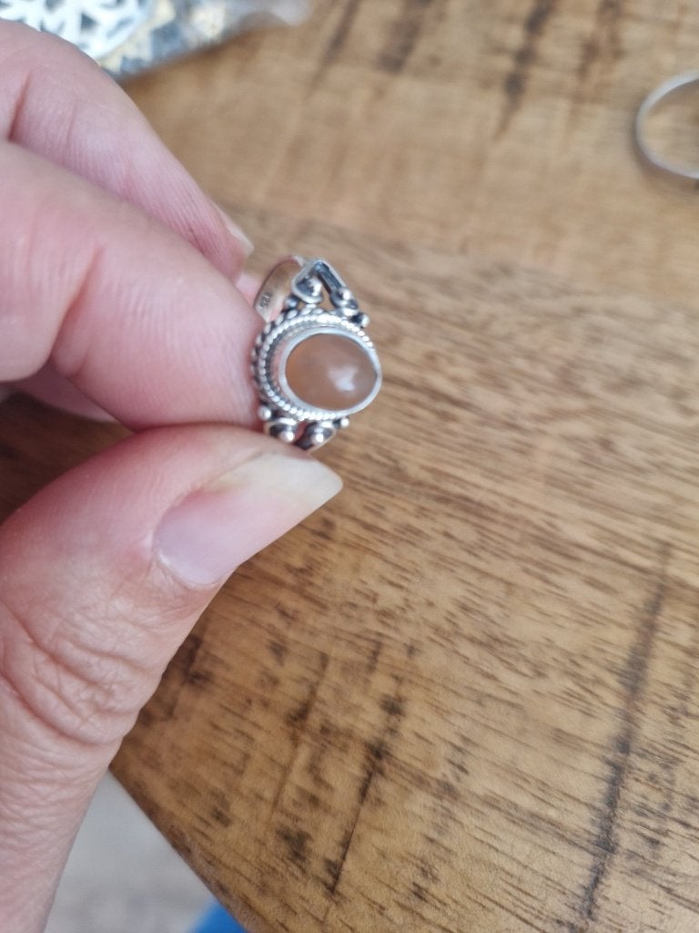 Antieke, zilveren ring met perzik maansteen. Maat 16,5., Ophalen of Verzenden, Zilver, Ring, Met edelsteen