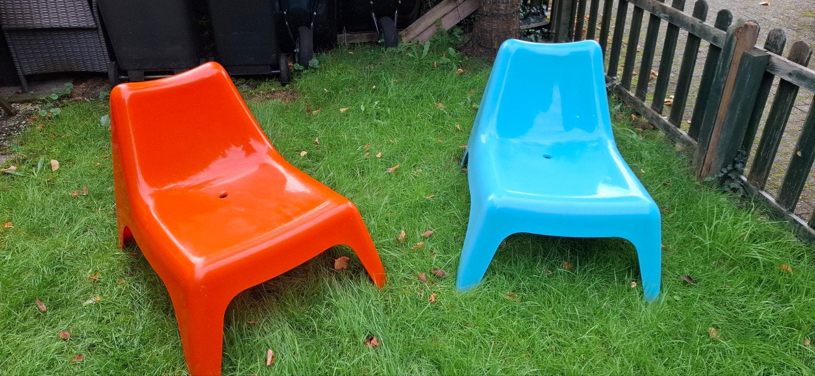 2 vrolijke ikea tuinstoelen: oranje en blauw, Ophalen, Gebruikt, Kunststof, Stapelbaar