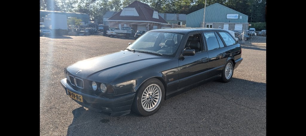 BMW E34 540i a touring, Auto's, BMW, Automaat, Achterwielaandrijving, Zwart, Stationwagon