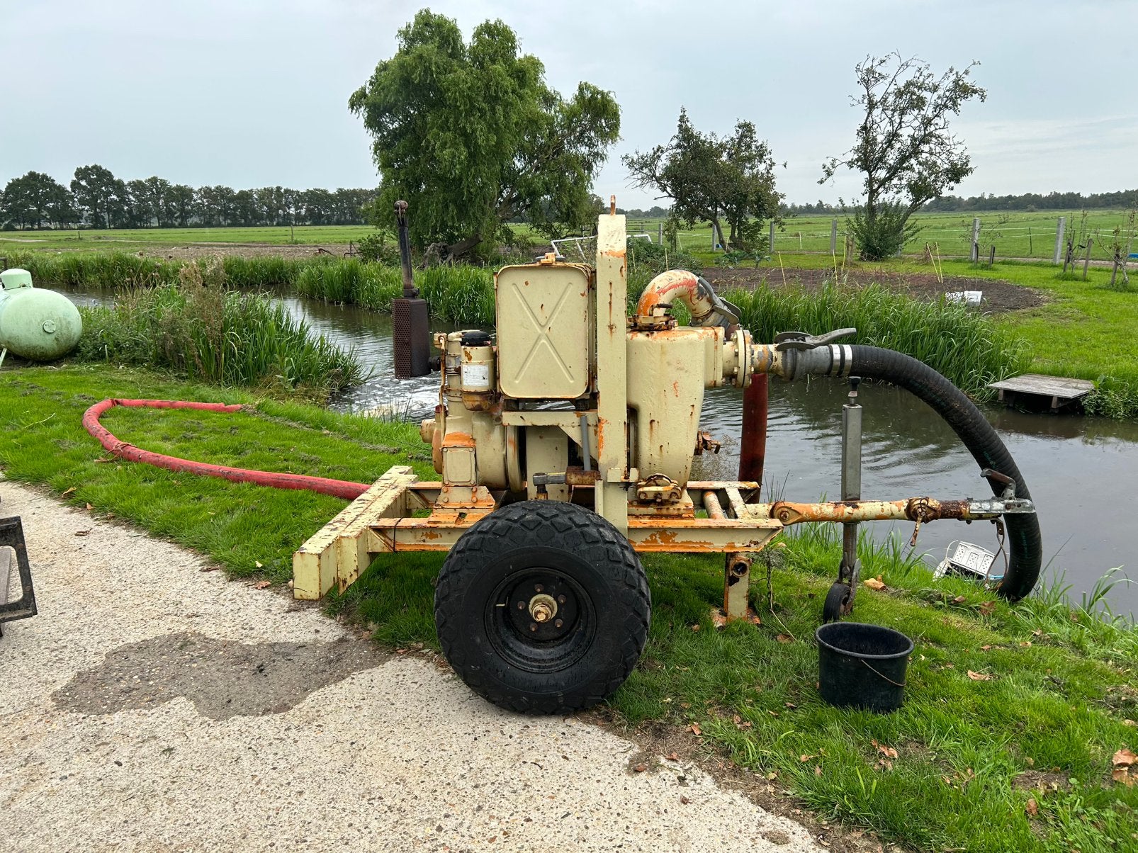 Vuilwater pomp met hatz dieselmotor, Ophalen