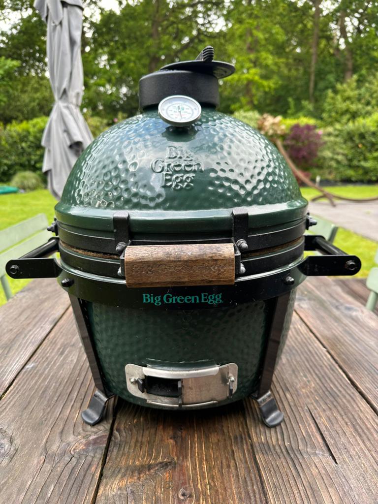 Big Green Egg Minimax met accessoires en BBQ tafel, Tuin en Terras, Houtskoolbarbecues, Ophalen, Zo goed als nieuw, Met accessoires