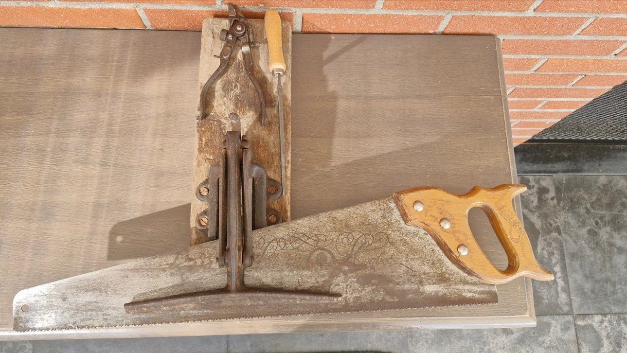 Antieke zagenklem met zetten - Vintage handgereedschap, Antiek en Kunst, Ophalen of Verzenden