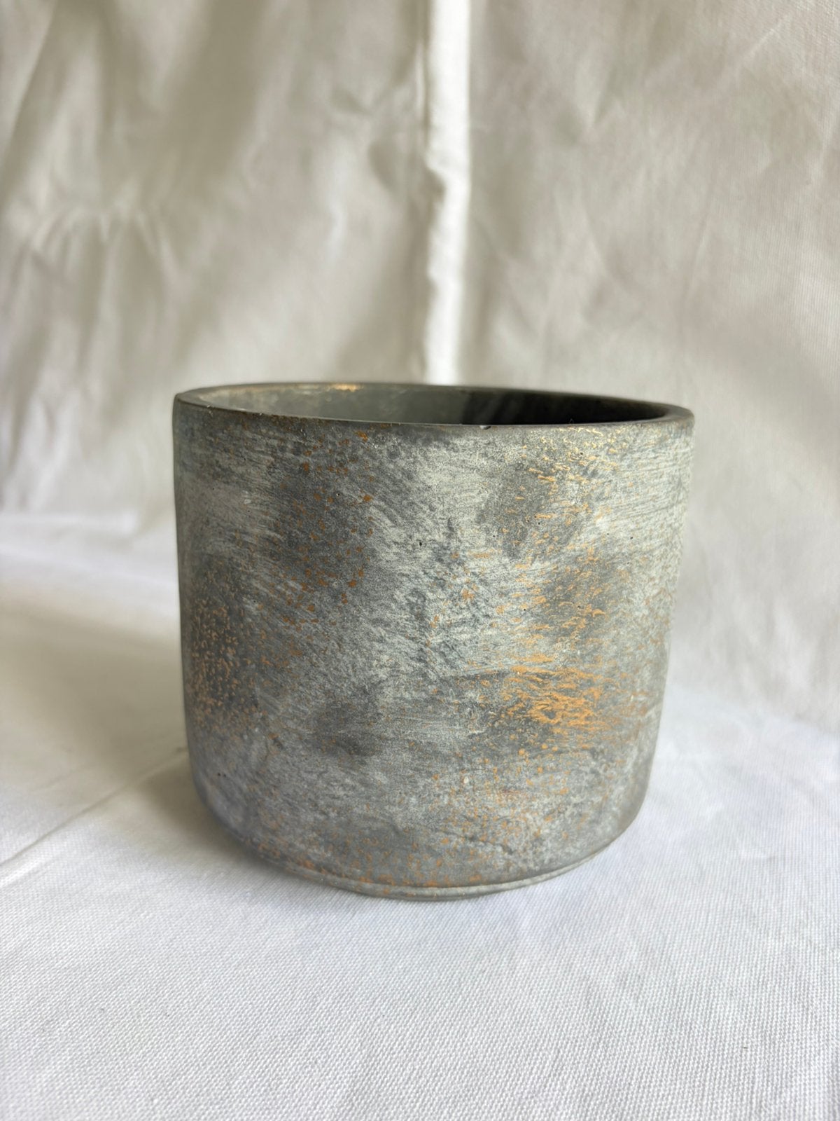 Grijze bloempot met gouden detail - 14 cm, Rond, Ophalen of Verzenden, Zo goed als nieuw, Binnen