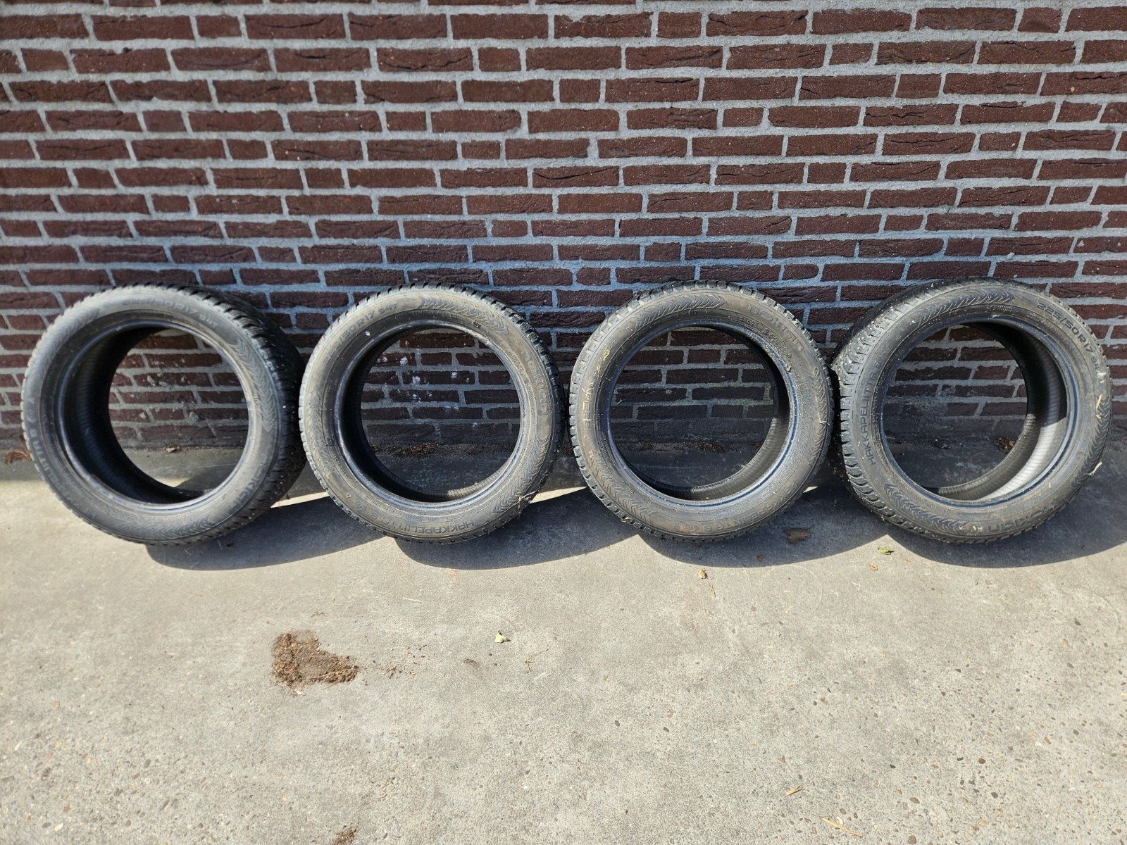 Nokian Winterbanden 225/50R17 94T met spikes, Ophalen, Gebruikt, 17 inch, Winterbanden