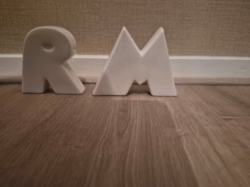 Peper en zout stel van Riviera Maison in de letters R & M, Ophalen of Verzenden, Zo goed als nieuw, Steen/keramiek, Wit