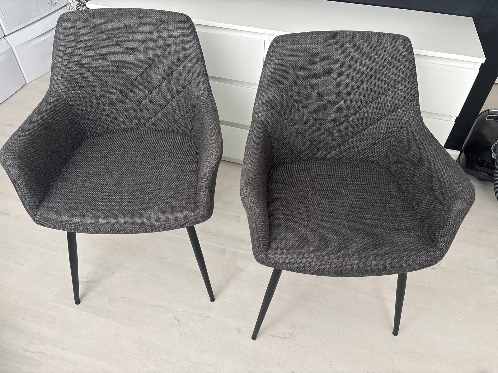 Set van 2 moderne donkergrijze eetkamerstoelen Jysk, Huis en Inrichting, Ophalen, Twee, Zo goed als nieuw, Stof
